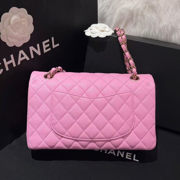 Classic CHANEL Bag: A Stylish and Versatile Choice for Elegance - Picture 4 of 6